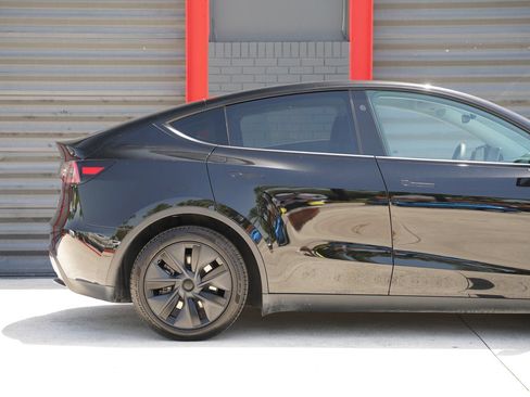 Used 2024 Tesla Model Y Long Range RWD image 5
