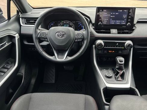Used 2022 Toyota RAV4 SE image 11