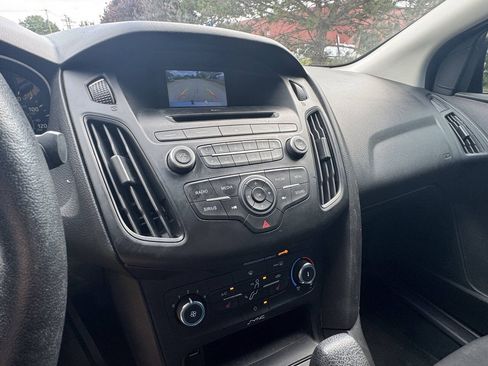 Used 2017 Ford Focus SE w/ Cold Weather Package FWD image 13