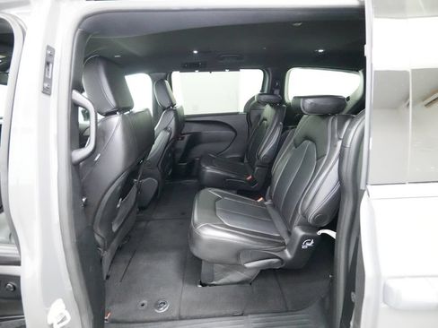 Used 2025 Chrysler Pacifica Select FWD image 19