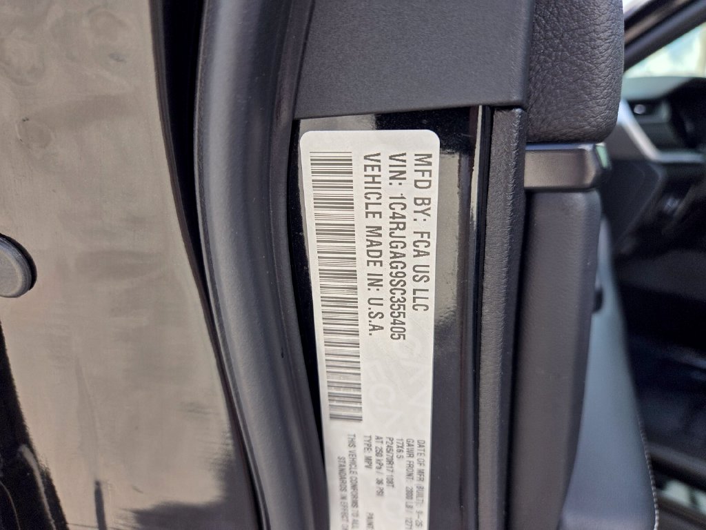 Used 2025 Jeep Grand Cherokee Laredo RWD image 19