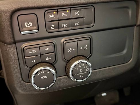 Used 2025 Chevrolet Suburban Premier image 12