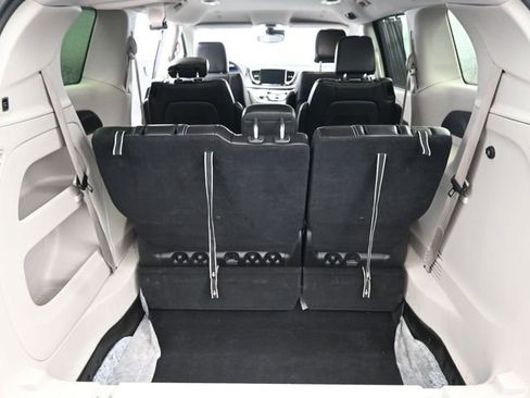 Used 2024 Chrysler Pacifica Touring-L image 6