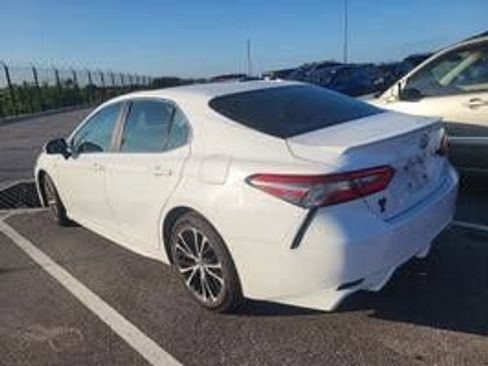 Used 2018 Toyota Camry SE FWD image 2