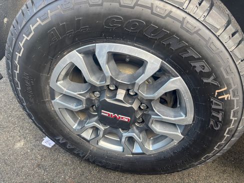 Used 2023 GMC Sierra 1500 SLT image 17