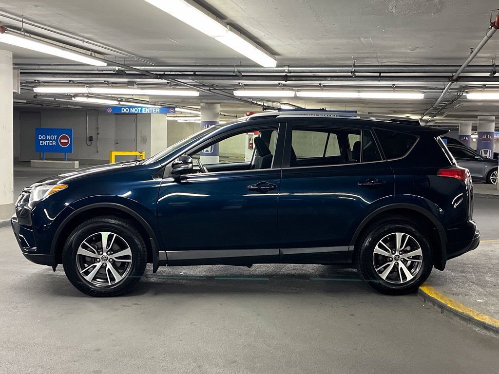 Used 2017 Toyota RAV4 XLE AWD/4WD image 30