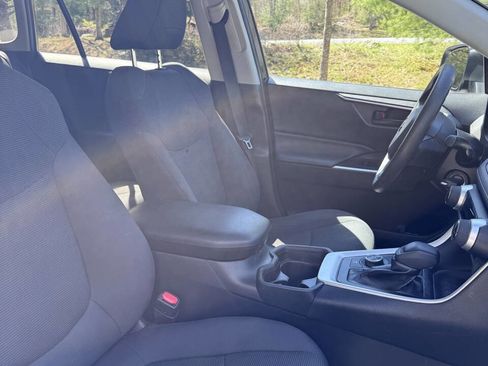 Used 2019 Toyota RAV4 LE AWD/4WD image 8
