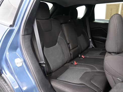 Used 2021 Jeep Cherokee Latitude AWD/4WD image 17