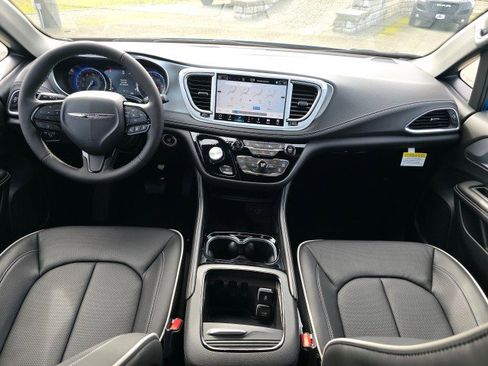 New 2026 Chrysler Pacifica Limited FWD image 23