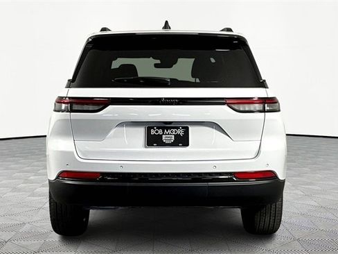 New 2025 Jeep Grand Cherokee Laredo image 5