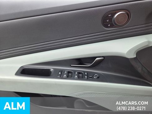 Used 2025 Hyundai Elantra Limited image 27