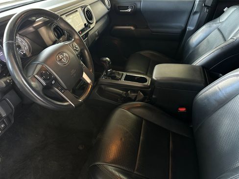 Used 2019 Toyota Tacoma TRD Off-Road image 9