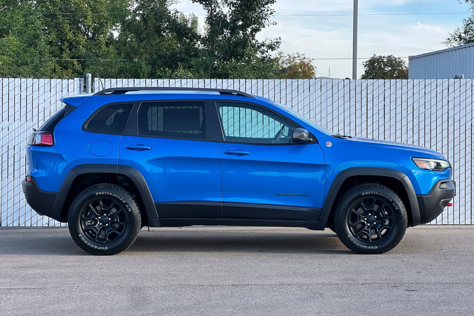 Used 2021 Jeep Cherokee Trailhawk AWD/4WD image 3