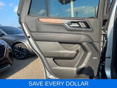 Used 2025 GMC Yukon Denali w/ Denali Reserve Package RWD image 17