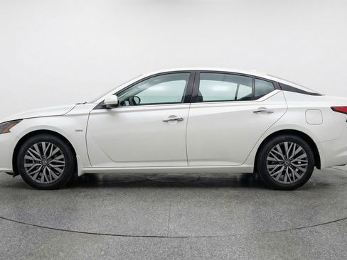 Used 2025 Nissan Altima 2.5 SV image 5