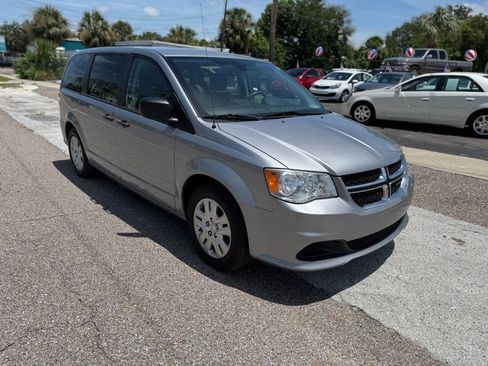 Used 2019 Dodge Grand Caravan SE w/ UConnect Hands-Free Group image 2