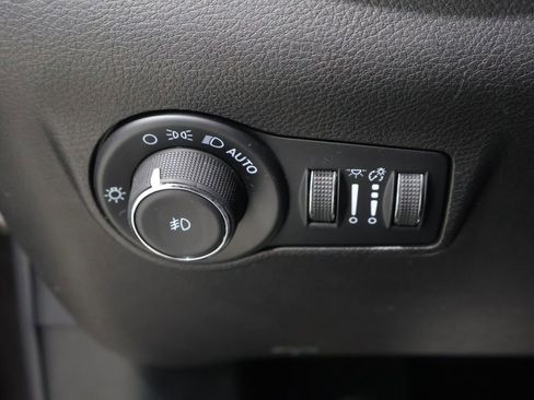 Used 2023 Jeep Compass Latitude image 30