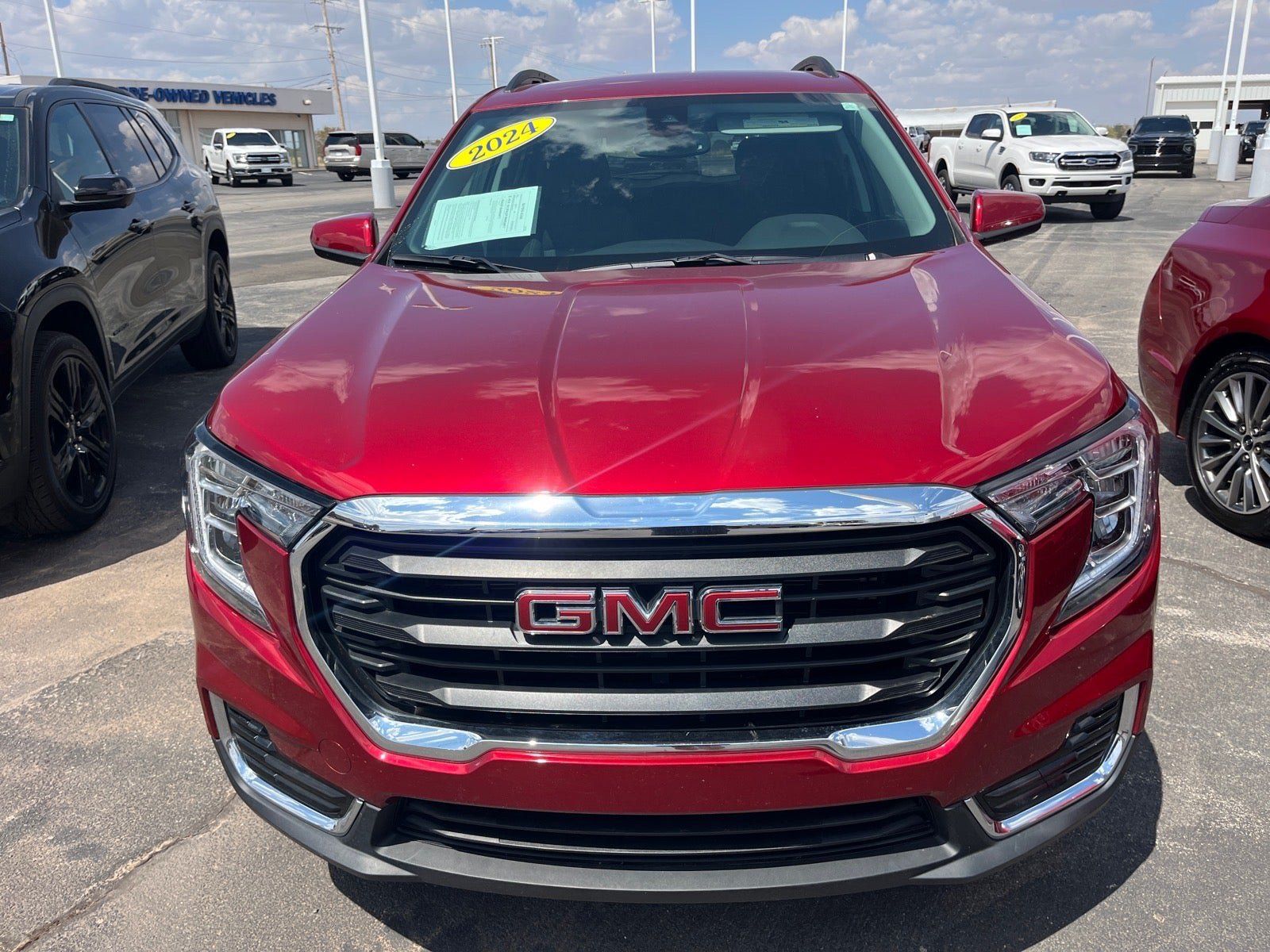 Used 2024 GMC Terrain SLE w/ Driver Convenience Package FWD image 2