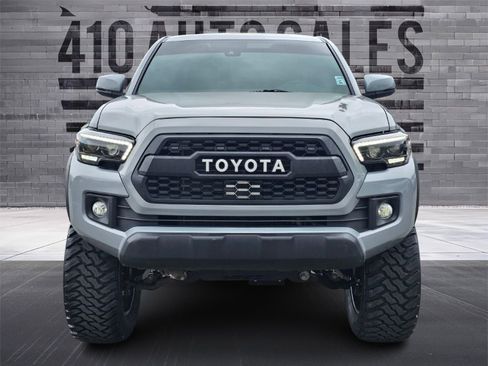 Used 2018 Toyota Tacoma TRD Off-Road AWD/4WD image 5