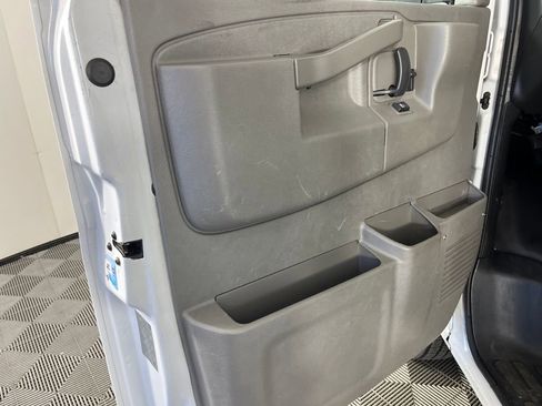 Used 2017 Chevrolet Express 2500 image 10
