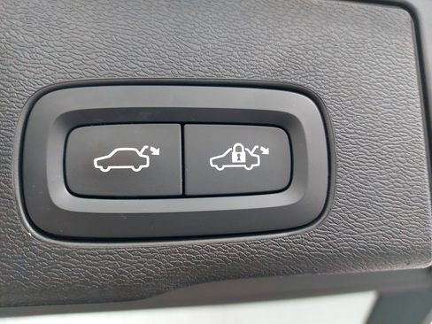 Used 2019 Volvo XC60 T6 R-Design w/ Protection Package Premier image 15