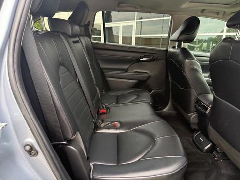 Used 2022 Toyota Highlander XLE AWD/4WD image 12