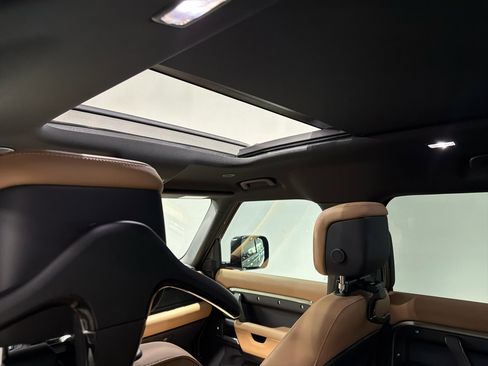 Used 2025 Land Rover Defender 110 S image 28