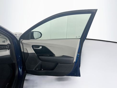 Used 2022 Kia Niro EX FWD image 32