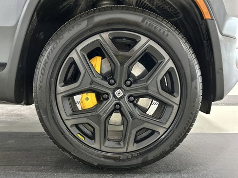 Used 2025 Rivian R1S Premium image 11