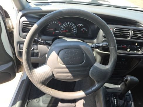 Used 2001 Chevrolet Tracker LT AWD/4WD image 12