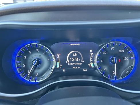 Used 2018 Chrysler Pacifica Limited w/ Tire & Wheel Group image 22