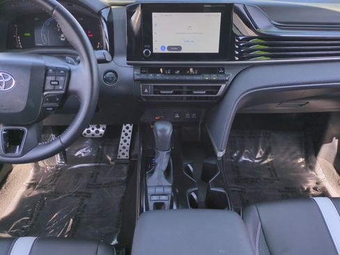 Used 2025 Toyota Camry SE image 11