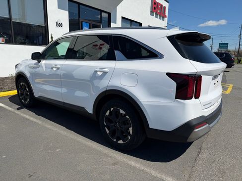 Used 2024 Kia Sorento S image 2