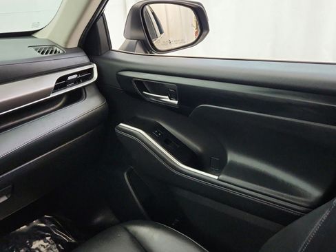 Used 2022 Toyota Highlander XLE AWD/4WD image 27