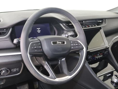 Used 2024 Jeep Grand Cherokee Altitude AWD/4WD image 6