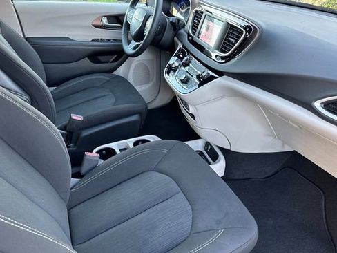 Used 2024 Chrysler Voyager LX image 18