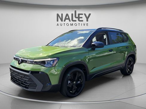 Certified 2025 Volkswagen Taos SE FWD image 1