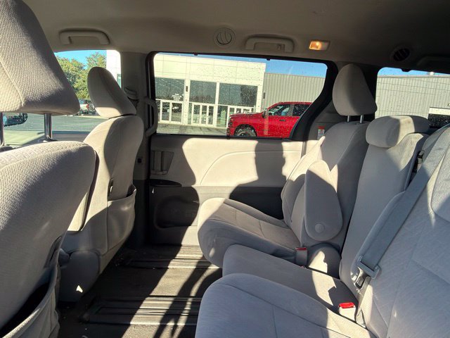Used 2020 Toyota Sienna LE w/ LE Preferred Package FWD image 20