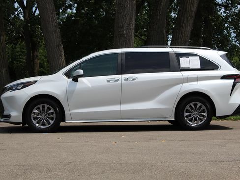 Used 2024 Toyota Sienna XLE FWD image 5