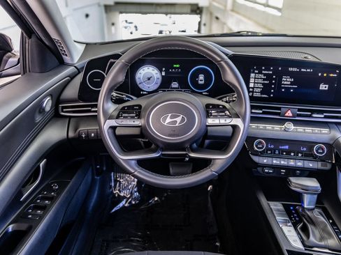 Used 2025 Hyundai Elantra SEL FWD image 19