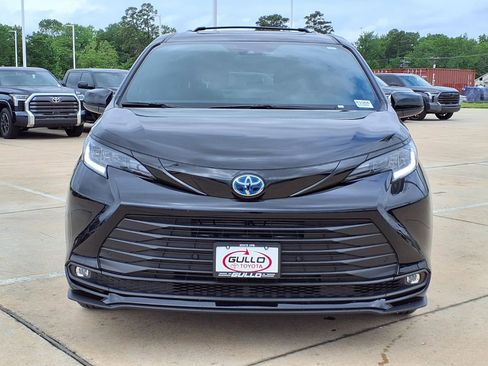 Certified 2025 Toyota Sienna XLE Woodland Edition image 4