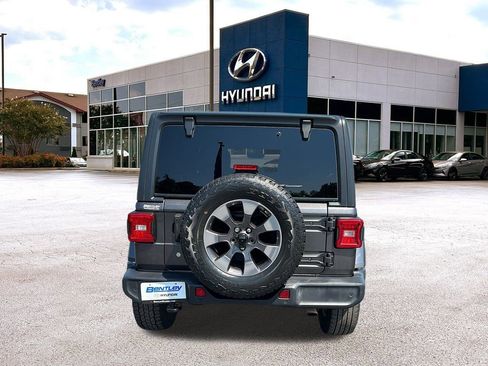 Used 2018 Jeep Wrangler Unlimited Sahara image 4