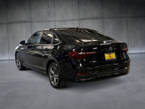 Used 2024 Volkswagen Jetta SE FWD image 3