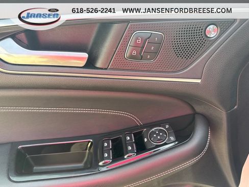 Used 2019 Ford Edge Titanium AWD/4WD image 4