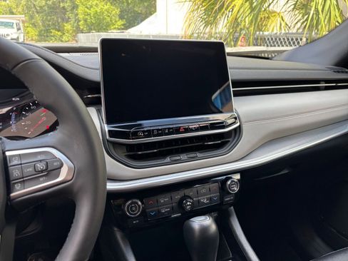 Used 2025 Jeep Compass Limited image 17