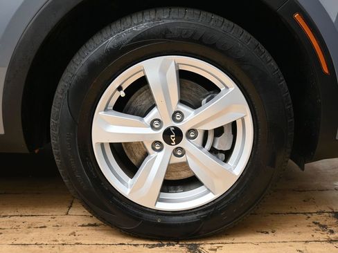 Used 2023 Kia Sorento LX image 17