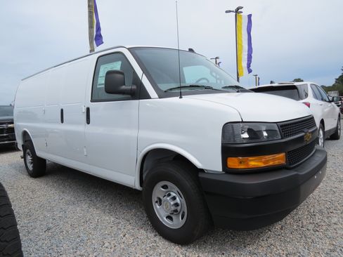 Used 2025 Chevrolet Express 2500 Work Van 3D Extended Cargo Van w/ Driver Convenience Package image 9