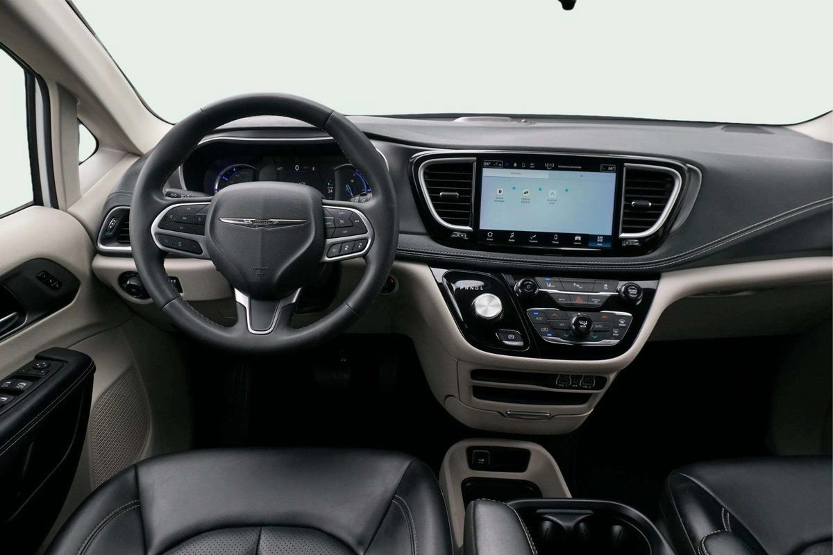 Used 2023 Chrysler Pacifica Touring-L FWD image 22