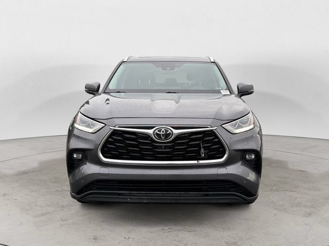 Used 2024 Toyota Highlander Limited AWD/4WD image 2