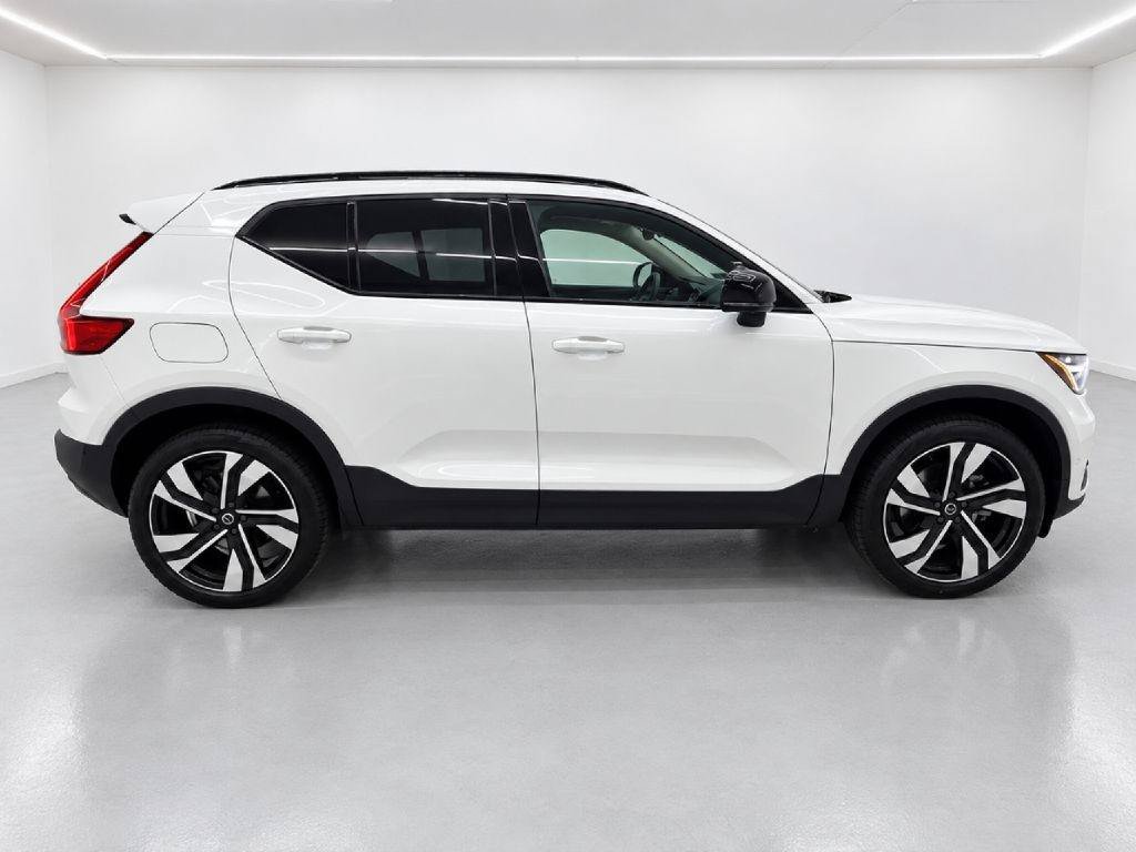 Used 2024 Volvo XC40 B5 Plus w/ Protection Package Premier AWD/4WD image 2